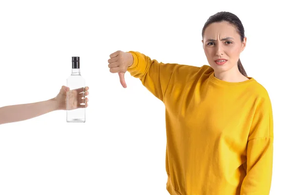 Ung Kvinna Som Visar Tummen Ner Och Hand Med Vodka — Stockfoto