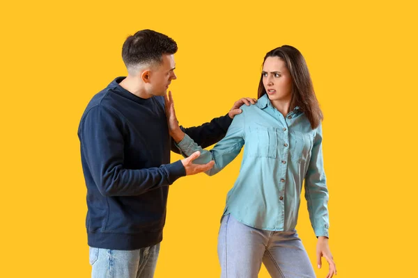 Beledigd Jonge Vrouw Met Haar Man Gele Achtergrond — Stockfoto