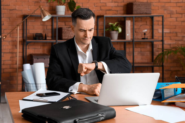 Стресс бизнесмен работает в срок в офисе