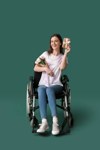 Молодая Женщина Инвалидной Коляске Тюльпанами Подарок Зеленом Фоне — стоковое фото