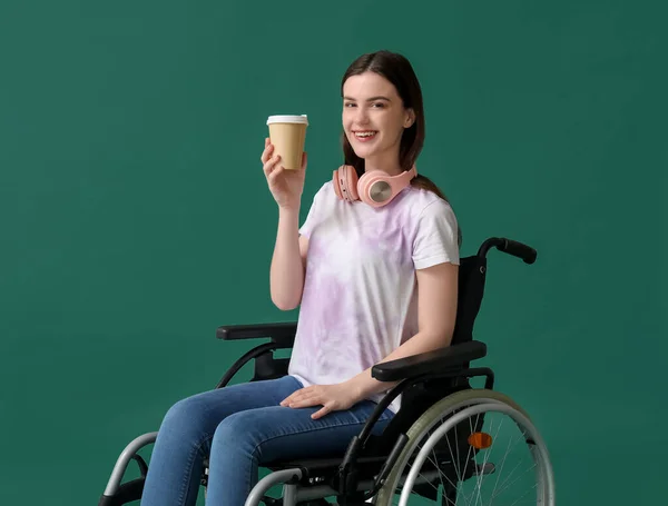 Молодая Женщина Инвалидной Коляске Чашкой Кофе Зеленом Фоне — стоковое фото