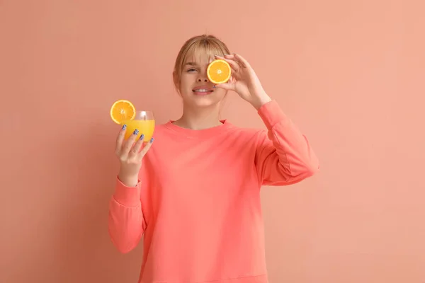 Teenage Girl Glass Juice Orange Pink Background — Stock Photo, Image