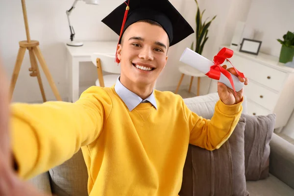 Mężczyzna Absolwent Student Dyplomem Biorąc Selfie Domu — Zdjęcie stockowe