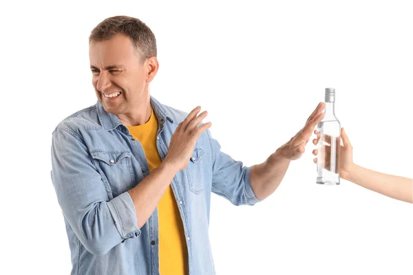 Unzufriedener Älterer Mann Lehnt Flasche Wodka Auf Weißem Hintergrund — Stockfoto
