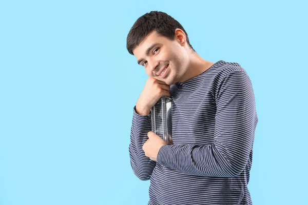 Junger Mann Mit Einer Flasche Wodka Auf Blauem Hintergrund — Stockfoto