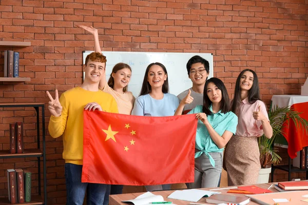 Молодые Студенты Китайским Флагом Языковой Школе — стоковое фото