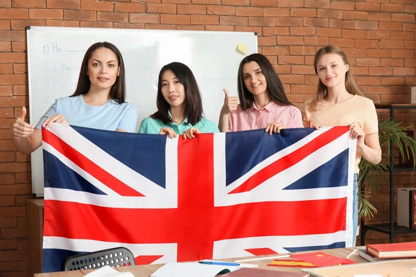 Studentky Britskou Vlajkou Jazykové Škole — Stock fotografie