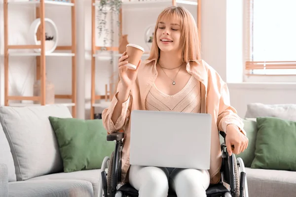 Молодая Женщина Инвалидной Коляске Ноутбуком Чашкой Кофе Дома — стоковое фото