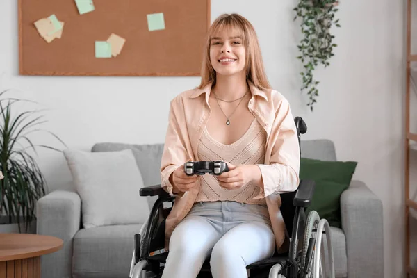 Молодая Женщина Инвалидной Коляске Играет Видеоигры Дома — стоковое фото