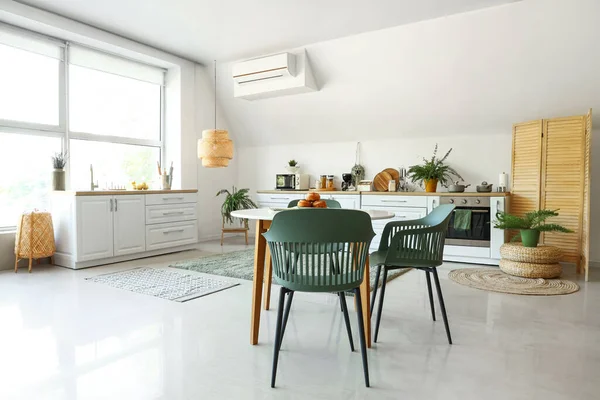 Interior Cozinha Moderna Com Balcões Brancos Mesa Jantar — Fotografia de Stock