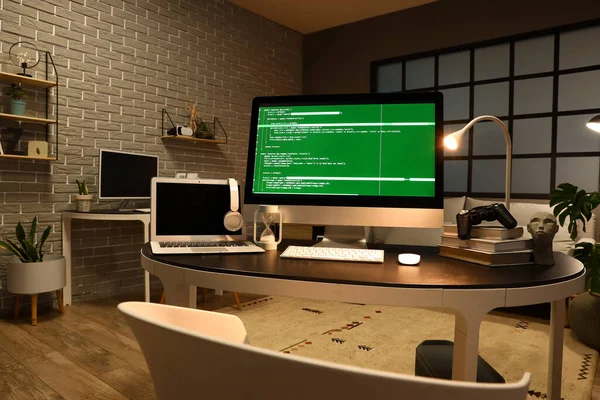 Робоче Місце Програміста Комп Ютером Ноутбуком Світиться Лампа Темному Офісі — стокове фото