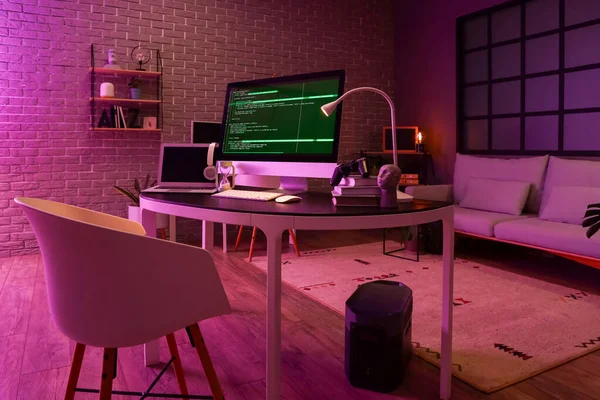 Programmierer Arbeitsplatz Mit Computer Laptop Und Glühbirne Dunklen Büro — Stockfoto
