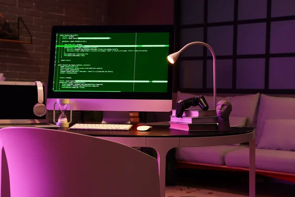 Programmerarens Arbetsplats Med Dator Laptop Och Glödande Lampa Mörkt Kontor — Stockfoto