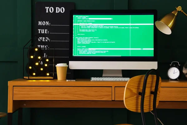 Lugar Trabajo Del Programador Con Monitor Computadora Taza Café Oficina —  Fotos de Stock