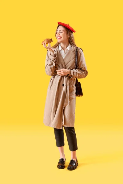 Schöne Stilvolle Junge Frau Baskenmütze Mit Leckerem Croissant Auf Gelbem — Stockfoto