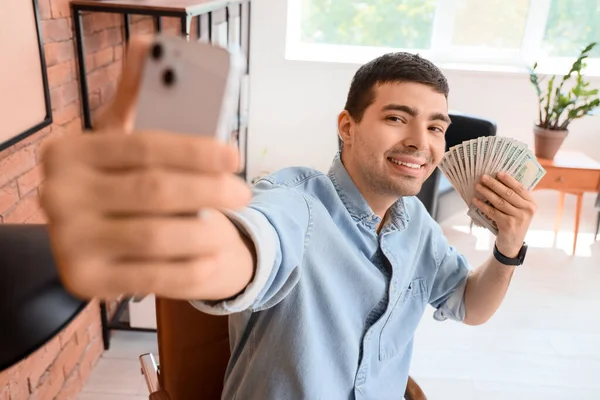 Jovem Com Dinheiro Tirando Selfie Cargo — Fotografia de Stock