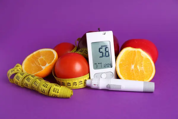 带食物 柳叶笔和带子的胶体计 背景为紫罗兰色 糖尿病概念 — 图库照片
