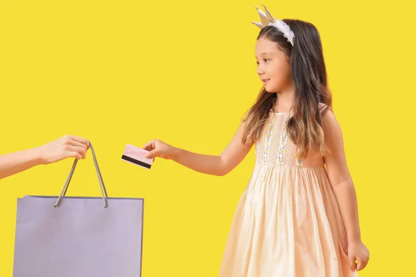 Симпатична Маленька Дівчинка Кредитною Карткою Платить Покупку Жовтому Тлі — стокове фото