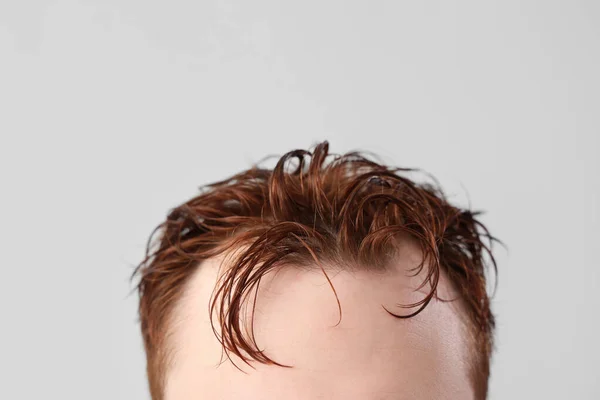 Młody Człowiek Mokrymi Włosami Jasnym Tle — Zdjęcie stockowe