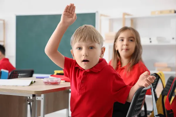 レッスン中に教室で感情的な小さな男の子 — ストック写真