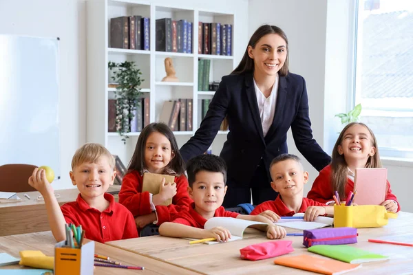 Lehrerin Mit Kleinen Schulkindern Klassenzimmer — Stockfoto