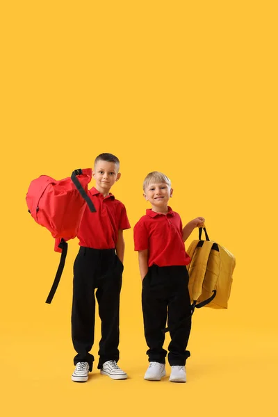 Kleine Schooljongens Met Rugzakken Gele Achtergrond — Stockfoto