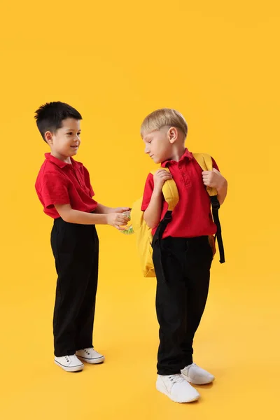 Meninos Escola Com Mochila Fundo Amarelo — Fotografia de Stock