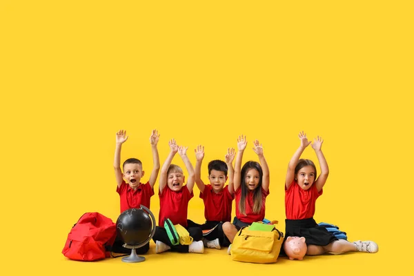 Pequenas Crianças Felizes Escola Fundo Amarelo — Fotografia de Stock