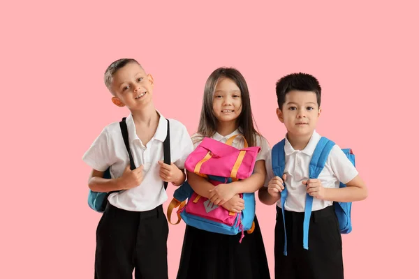 Kleine Schoolkinderen Met Rugzakken Roze Achtergrond — Stockfoto