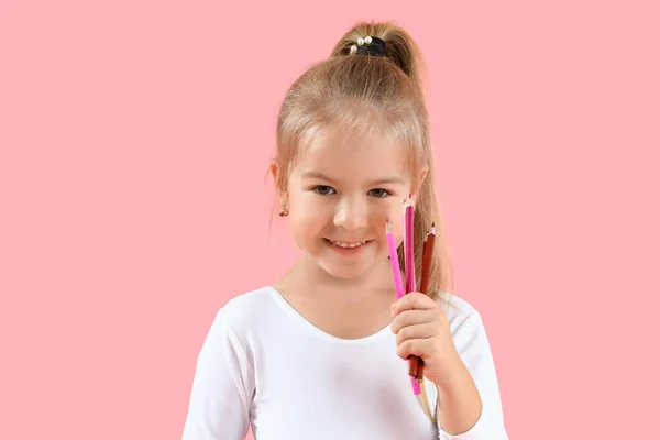 可爱的小女孩 粉红背景的铅笔 — 图库照片