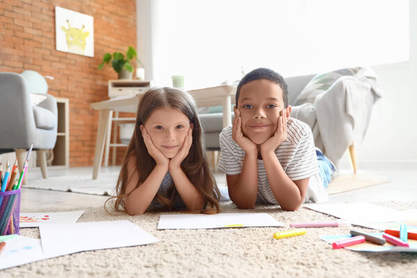 Милые маленькие дети рисуют дома
