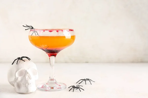 배경에 두개골과 거미와 할로윈에 맛있는 마가리타 칵테일의 — 스톡 사진