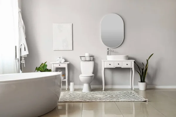 Interior Kamar Kecil Cahaya Dengan Toilet Keramik Mangkuk Bak Mandi — Stok Foto