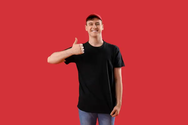 Junger Mann Schwarzem Shirt Und Mütze Mit Daumen Nach Oben — Stockfoto