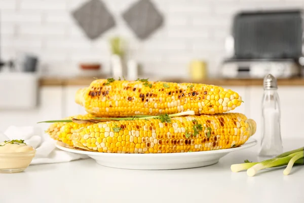 Plate Tasty Grilled Corn Table Kitchen Closeup — Stock Photo, Image