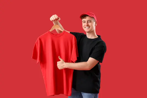 Junger Mann Mit Shirt Mit Daumen Nach Oben Auf Rotem — Stockfoto