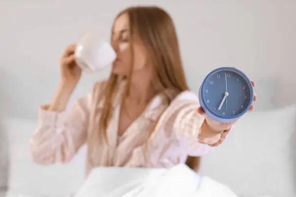 Νεαρή Γυναίκα Ξυπνητήρι Πίνοντας Καφέ Στο Κρεβάτι Στο Σπίτι — Φωτογραφία Αρχείου
