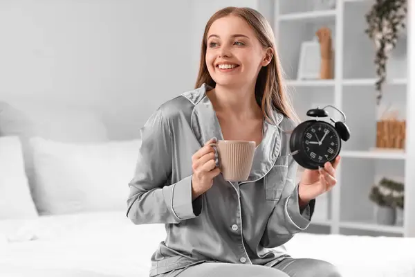 Junge Frau Mit Tasse Kaffee Und Wecker Heimischen Bett — Stockfoto