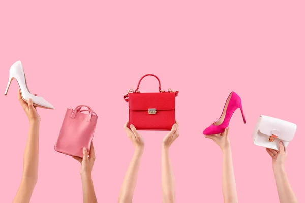 Жіночі Руки Тримають Стильні Жіночі Сумки Взуття Рожевому Фоні — стокове фото