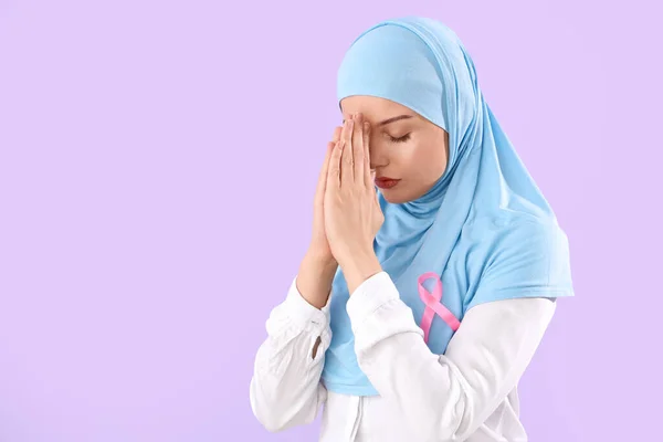 Young Muslim Woman Pink Ribbon Praying Lilac Background Breast Cancer — Stock Photo, Image