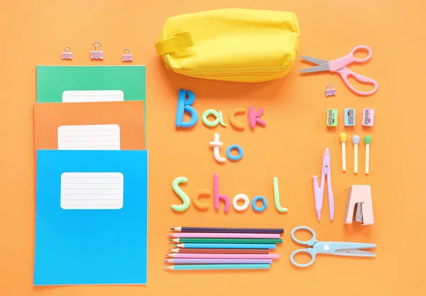 Text Zurück Schule Und Schreibwaren Auf Orangefarbenem Hintergrund — Stockfoto