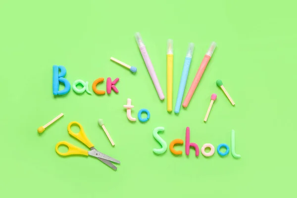 Text Zurück Schule Und Schreibwaren Auf Grünem Hintergrund — Stockfoto