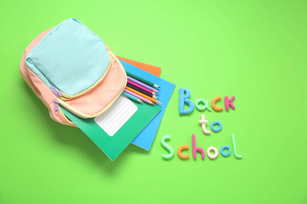 Texte Retour École Sac Dos Papeterie Sur Fond Vert — Photo