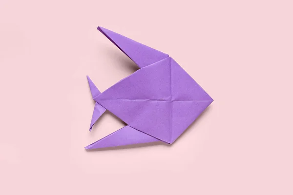 粉红背景的紫色折纸鱼 — 图库照片