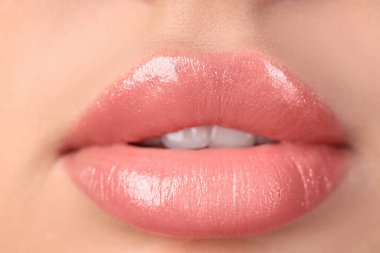 Güzel dudakları ile genç kadın, closeup