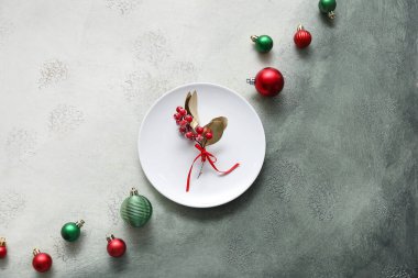 Gri grunge masasında böğürtlenli ve Noel süslemeli şenlik masası