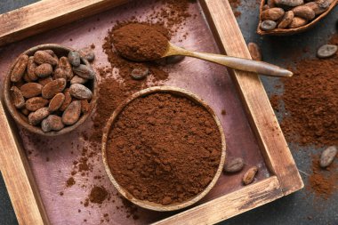 Kakao tozu ve fasulye dolu kaseler.