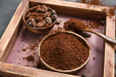Kakao tozu ve fasulye dolu kaseler.