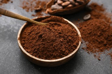 Siyah arka planda kakao tozu olan kase