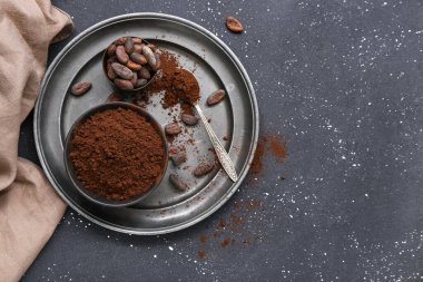 Siyah arka planda kakao tozu ve fasulye kaseleri